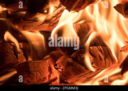 fuoco che arde in una stufa in montagna Stock Photo