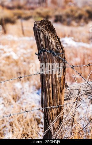 A Close Up of a Wooden Fence with Barbed Wire Stock Photo - Alamy