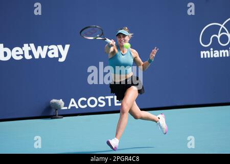 Miami Gardens, Florida, USA. 22nd Mar, 2023. March, 23 - Miami Gardens:Paula Badosa of Spain plays Laura Siegemund of Germany during the 2nd round of the 2023 Miami Open by Itau. (Credit Image: © Andrew Patron/ZUMA Press Wire) EDITORIAL USAGE ONLY! Not for Commercial USAGE! Stock Photo