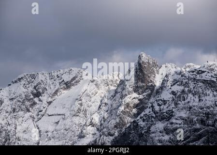 un bello scorcio invernale delle montagne delle dolomiti Stock Photo