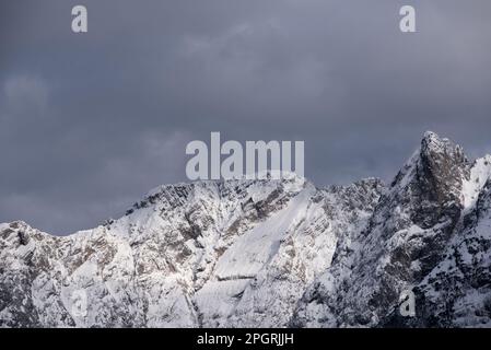 un bello scorcio invernale delle montagne delle dolomiti Stock Photo