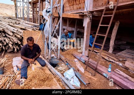 Shipbuilders at the traditional dhow boat factory of Sur, Ash Sharqiyah, Oman Stock Photo