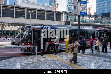 March 13th 2023 - Tokyo, Japan: Commuters accessing a Transses Hybrid fueled public transport bus in Tokyo, Japan Stock Photo