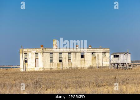 old abandoned one story structure on Napeague stretch Stock Photo