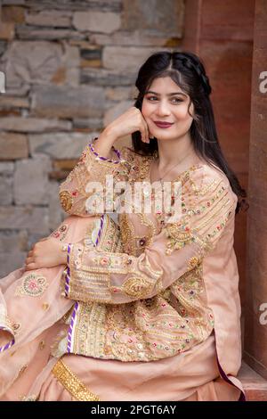 Islamabad, Pakistan, 15th March, 2023. Female model posing outdoors wearing summer dress Indian Pakistani Asian traditional salwar kameez Stock Photo