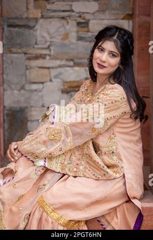 Islamabad, Pakistan, 15th March, 2023. Female model posing outdoors wearing summer dress Indian Pakistani Asian traditional salwar kameez Stock Photo