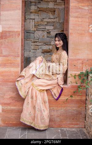 Islamabad, Pakistan, 15th March, 2023. Female model posing outdoors wearing summer dress Indian Pakistani Asian traditional salwar kameez Stock Photo