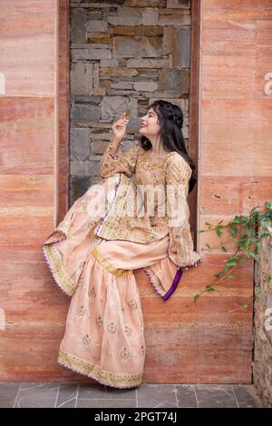 Islamabad, Pakistan, 15th March, 2023. Female model posing outdoors wearing summer dress Indian Pakistani Asian traditional salwar kameez Stock Photo