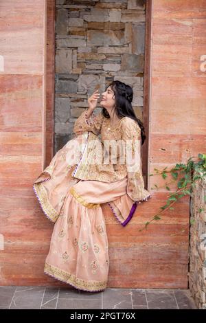 Islamabad, Pakistan, 15th March, 2023. Female model posing outdoors wearing summer dress Indian Pakistani Asian traditional salwar kameez Stock Photo