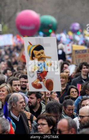 Paris, France 23rd March 2023  Julien Mattia / Le Pictorium -  9th day of mobilisation against the pension reform in Paris, 23rd March 2023 -  24/3/2023  -  France / Paris / Paris  -  Demonstrators hold up placards during the 9th day of mobilization against the pension reform in Paris, 23 March 2023 Stock Photo