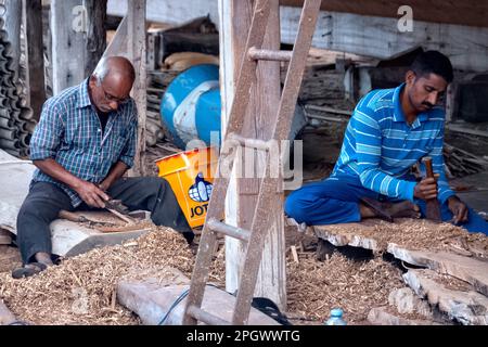 Shipbuilders at the traditional dhow boat factory of Sur, Ash Sharqiyah, Oman Stock Photo