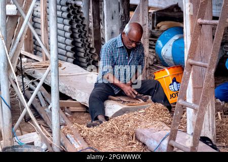 Shipbuilders at the traditional dhow boat factory of Sur, Ash Sharqiyah, Oman Stock Photo