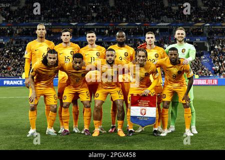 SAINT-DENIS - Back row (lr) Virgil van Dijk of Holland, Marten de Roon of Holland, Steven Berghuis of Holland, Lutsharel Geertruida of Holland, Kenneth Taylor of Holland, Holland goalkeeper Jasper Cillessen. Front row (l-r) Nathan Ake of Holland, Jurrien Timber of Holland, Memphis Depay of Holland, Xavi Simons of Holland, Georginio Wijnaldum of Holland during the UEFA EURO 2024 qualifying match between France and Netherlands at Stade de France on March 24, 2023 in Saint -Denis, France. ANP MAURICE VAN STONE Stock Photo