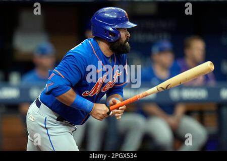 St. Louis, United States. 27th Apr, 2022. St. Louis Cardinals Edmundo Sosa  puts the tag on the sliding New York Mets Luis Guillorme at third base in  the sixth inning at Busch