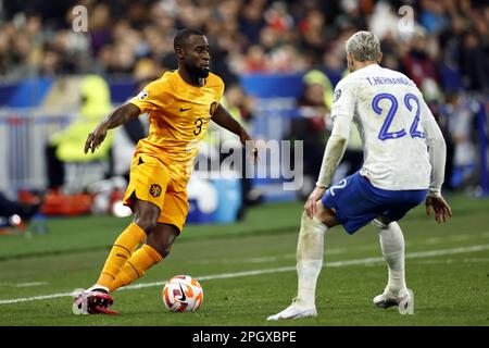 SAINT-DENIS - (lr) Lutsharel Geertruida of Holland, Theo Hernandez of France during the UEFA EURO 2024 qualifying match between France and Netherlands at Stade de France on March 24, 2023 in Saint-Denis, France. ANP MAURICE VAN STONE Stock Photo