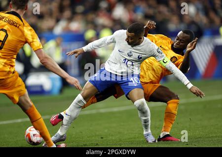 SAINT-DENIS - (lr) Kylian Mbappe of France, Lutsharel Geertruida of Holland during the UEFA EURO 2024 qualifying match between France and Netherlands at Stade de France on March 24, 2023 in Saint-Denis, France. ANP MAURICE VAN STONE Stock Photo