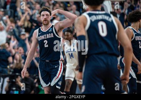 Gonzaga Bulldogs forward Drew Timme (2) reacts to guard Julian Strawther (0) during a NCAA men’s basketball tournament game against the UCLA Bruins, M Stock Photo
