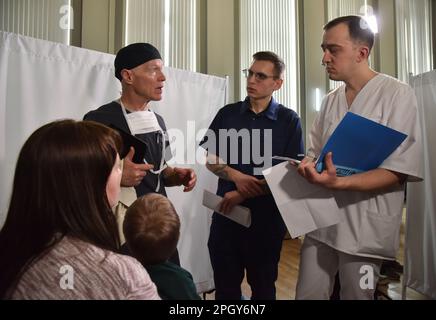 Lviv, Ukraine. 20th Mar, 2023. American surgeons examine a Ukrainian child in one of Lviv's hospitals. American specialists in plastic and maxillofacial surgery, cleft lip and palate, neurosurgeons, otolaryngologists, dermatologists, and urologists came to Lviv. Everyone who wanted to was able to sign up for appointments. Specialists consulted people with congenital and acquired defects, mine-explosive facial injuries and post-burn defects. Some patients underwent surgery after consultations. (Photo by Pavlo Palamarchuk/SOPA Images/Sipa USA) Credit: Sipa USA/Alamy Live News Stock Photo