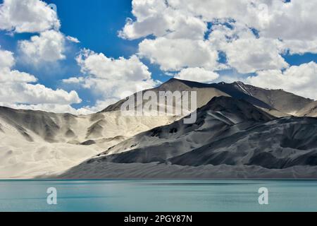 Baisha Lake in the Pamir Plateau of Xinjiang, with Baisha Mountain and emerald lake water Stock Photo