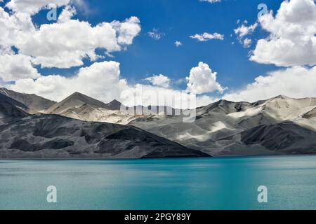 Baisha Lake in the Pamir Plateau of Xinjiang, with Baisha Mountain and emerald lake water Stock Photo
