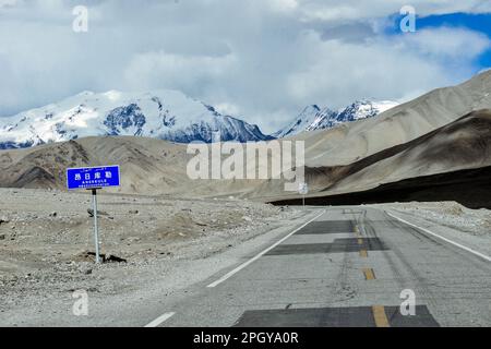 Looking up at Muztagh Tower, known as the father of glaciers, from Pamirs Karakul Lake Stock Photo