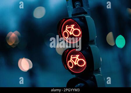 SYMBOL - 25 March 2023, Lower Saxony, Göttingen: A traffic light shines red for cyclists on the cycle path between the train station and the Georg-August University. Photo: Swen Pförtner/dpa Stock Photo