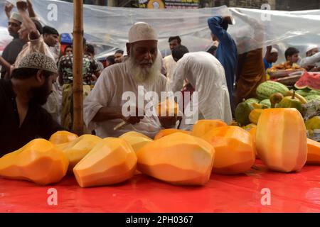 Dhaka. 25th Mar, 2023. A vendor sells peeled papayas at the Chawkbazar market during the holy month of Ramadan in Dhaka, Bangladesh on March 24, 2023. Credit: Xinhua/Alamy Live News Stock Photo