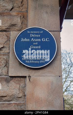 Chapel-En-Le-Frith railway station, Plaque commemorating driver John Axon GC and John Creamer who died in a rail crash at the station in 1957 Stock Photo