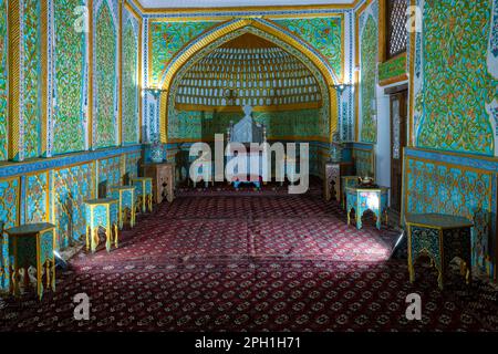 KHIVA, UZBEKISTAN - SEPTEMBER 06, 2022: The interior of the throne hall of Khorezm khans. Kunya-Ark fortress Stock Photo