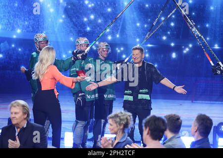 Berlin, Germany. 25th Mar, 2023. The musician and singer Hartmut Engler (r) in the ARD show 'Verstehen Sie Spaß'. The show is broadcast live. Credit: Joerg Carstensen/dpa/Alamy Live News Stock Photo