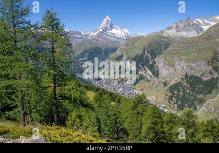 The walliser alps with the Matterhorn peak over the Mattertal valley and Zermatt. Stock Photo