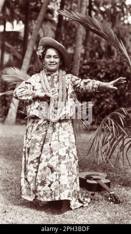 Hilo Hattie (1901-1979), Hawaiian singer, hula dancer, actress and comedian, hula dancing in Honolulu in 1940. Stock Photo