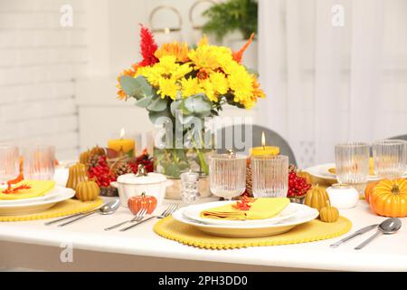 https://l450v.alamy.com/450v/2ph3dd0/autumn-table-setting-with-floral-decor-and-pumpkins-indoors-2ph3dd0.jpg