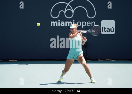 Miami Gardens, Florida, USA. 22nd Mar, 2023. March, 24 - Miami Gardens: Magda Linette of Poland plays Victoria Azarenka during the 3rd round of the 2023 Miami Open by Itau. (Credit Image: © Andrew Patron/ZUMA Press Wire) EDITORIAL USAGE ONLY! Not for Commercial USAGE! Stock Photo