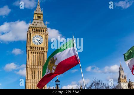 Old Iran flag and Big Ben, Iranian  pro-democracy protest against the autocratic Islamist government of Iran at Parliament Square opposite, London, En Stock Photo