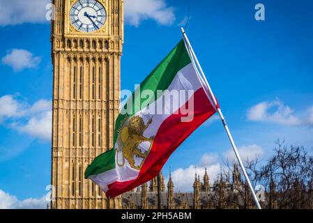 Old Iran flag and Big Ben, Iranian  pro-democracy protest against the autocratic Islamist government of Iran at Parliament Square opposite, London, En Stock Photo