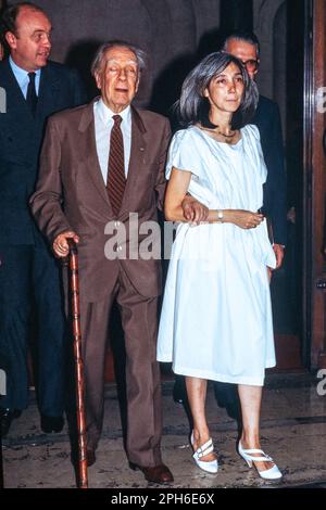 FILE PHOTO 1985- Buenos Aires, Argentina, 1985 - Argentine writer Maria Kodama helps walk her famous husband writer Jorge Luis Borges (who was blind) in this file photo. Kodama died in Buenos Aires on March 26, 2023 at age 86, Photo by Enrique Shore  Credit:  Enrique Shore/Alamy Stock Photo Stock Photo