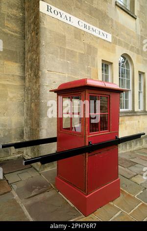 View of a red sedan chair outside Number One - No 1 - Royal Crescent, Bath, England. Georgian Street. Taken March 2023. cym Stock Photo