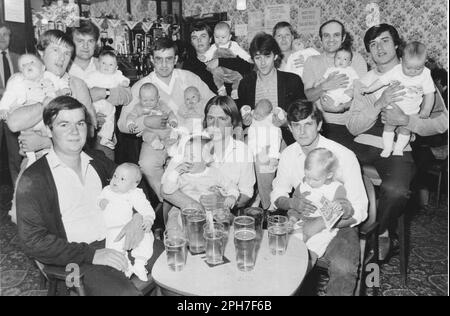REGULARS AT THE MOTHER SHIPTON PUB, PORTSMOUTH WITH THEIR BABY BOYS. THE LADS ALL DRINK LAGER AND HAVE ALL BECOME THE FATHERS OF BABY BOYS IN THE PAST 14 MONTHS. PIC MIKE WALKER. 1985 Stock Photo