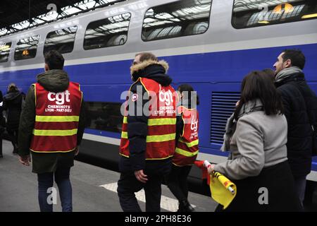 FRANCE. PARIS (75) GARE DE LYON, CGT STRIKERS DURING THE RAIL STRIKE (MARCH 22, 2018) Stock Photo