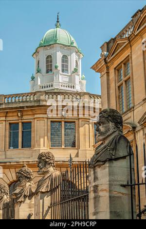 Sculptures in front of the Sheldonian Theatre at the University of Oxford, Oxfordshire, England Stock Photo