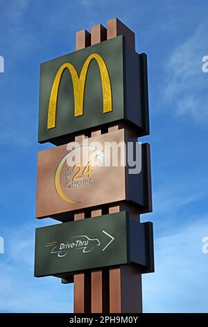 The Golden arches, McDonalds Drive-thru sign, Open 24 hours - 1 Charlotte Rd, Llandudno, Conwy, North Wales, UK, LL30 1RY Stock Photo