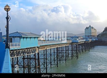 Llandudno private Pier looking west to town centre & Grand Hotel, North Parade, Llandudno, Conwy County, north Wales, UK,  LL30 2LP Stock Photo