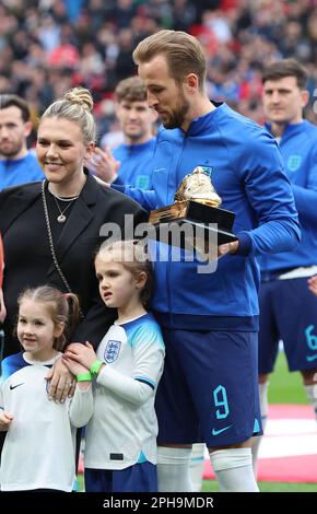 Harry Kane of England poses with their Golden Boot trophy alongside their Wife, Katie Goodland and Children, Ivy Jane Kane, Vivienne Jane Kane  prior Stock Photo