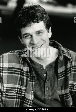 DEAD MAN ON CAMPUS, Tom Everett Scott, Mark-Paul Gosselaar (center