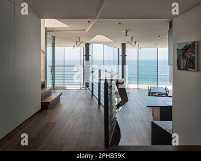 View from front entrance into main living spaces. Ravine House, South Coogee, Australia. Architect: Rolf Ockert Architect, 2023. Stock Photo