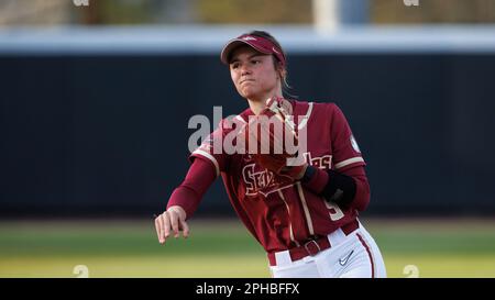 Florida State's Devyn Flaherty (9) makes a catch during an NCAA ...