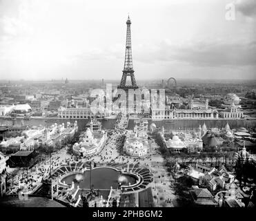 Eiffel Tower, Trocadero and the Champs de Mars, Exposition Universelle 1900, Paris, France. The Eiffel Tower was built to serve as the entrance to the Exposition Universelle in 1889. Stock Photo