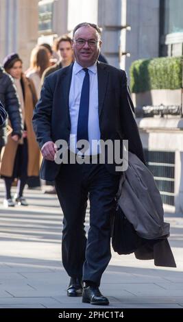 London, England, UK. 27th Mar, 2023. Governor of the Bank of England ANDREW BAILEY arrives at London School Of Economics (LSE) ahead of a speech. (Credit Image: © Tayfun Salci/ZUMA Press Wire) EDITORIAL USAGE ONLY! Not for Commercial USAGE! Credit: ZUMA Press, Inc./Alamy Live News Stock Photo