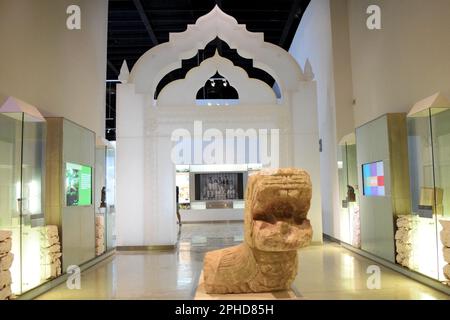 Mérida, Yucatán; México - 26 de marzo 2023: El “Gran Museo del Mundo Maya” exhibe una colección de más de 1,160 piezas, cuenta con textiles, grabados, libros y documentos históricos, obras artísticas y religiosas de la época colonial; testimonios de la época prehispánica que incluyen estelas, bajorrelieves y esculturas en piedra; vasijas, ajuares y ofrendas de cerámica. (Foto: Francisco Morales/DAMMPHOTO) Stock Photo